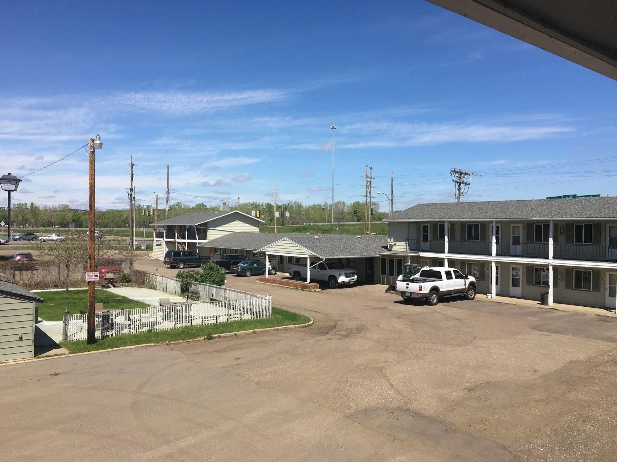 Colonial Motel And Rv Park Mandan エクステリア 写真