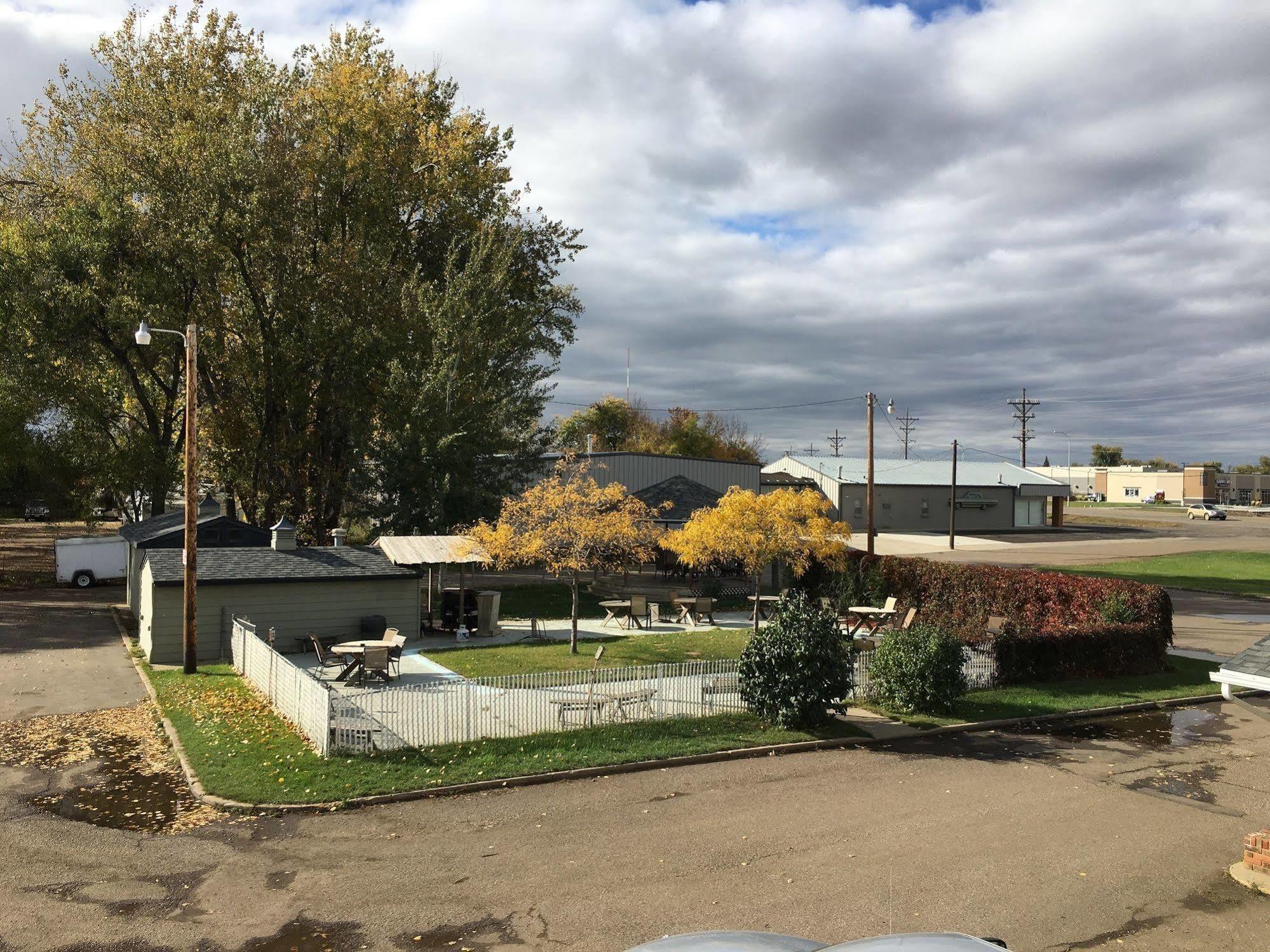 Colonial Motel And Rv Park Mandan エクステリア 写真