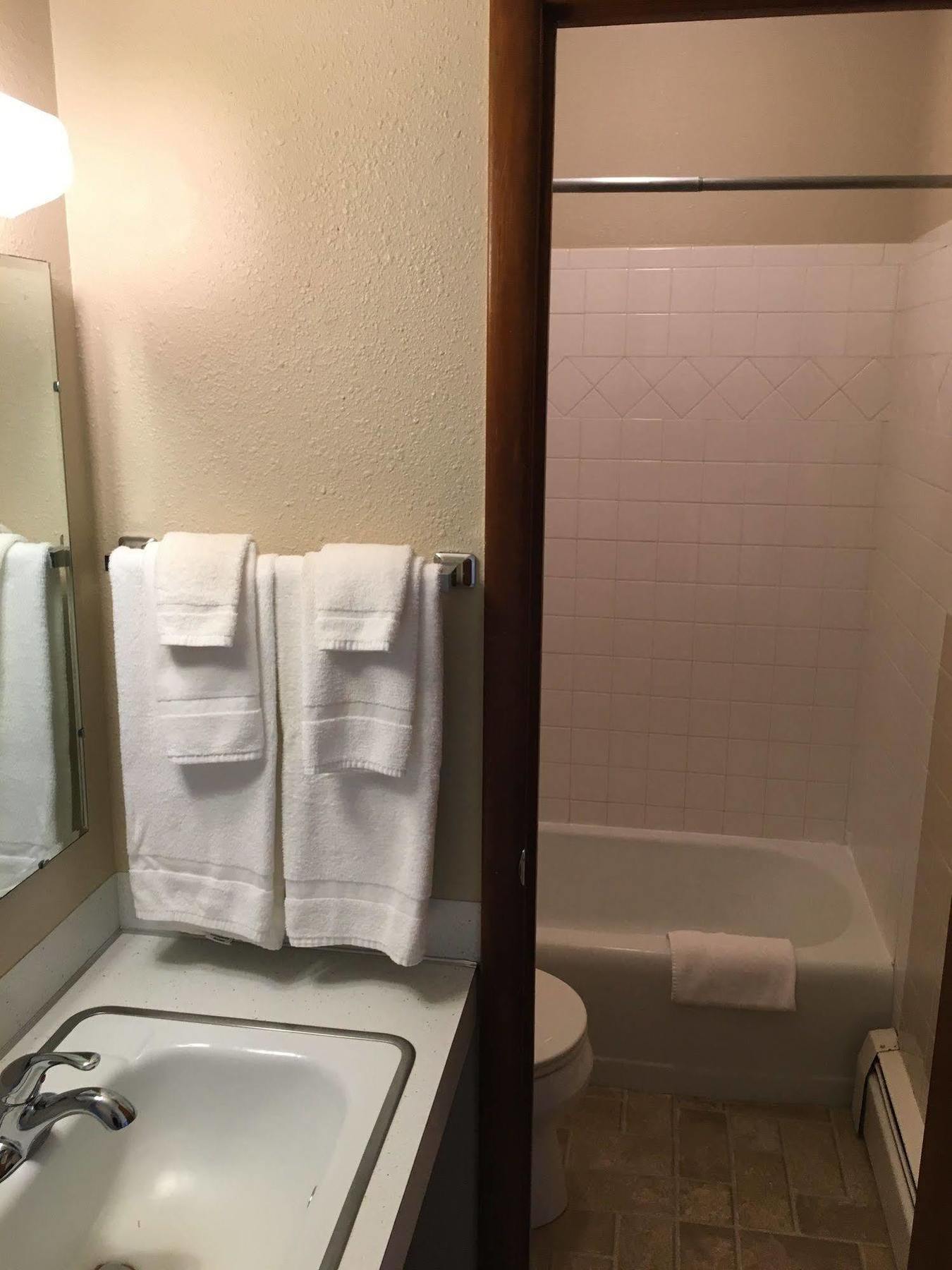 Colonial Motel And Rv Park Mandan エクステリア 写真