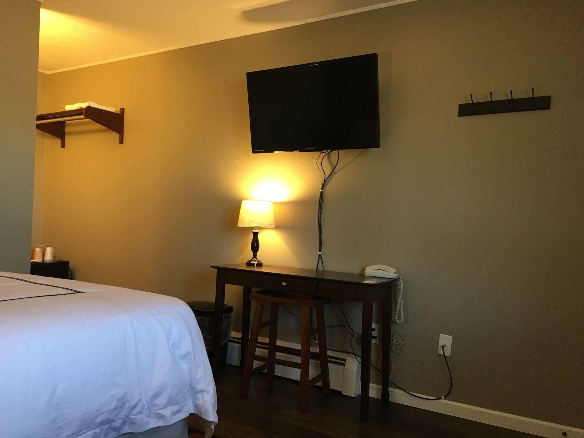 Colonial Motel And Rv Park Mandan エクステリア 写真