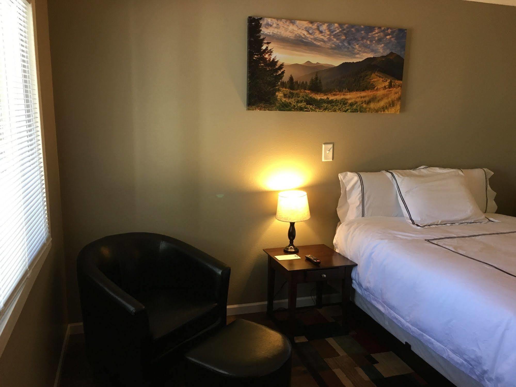 Colonial Motel And Rv Park Mandan エクステリア 写真