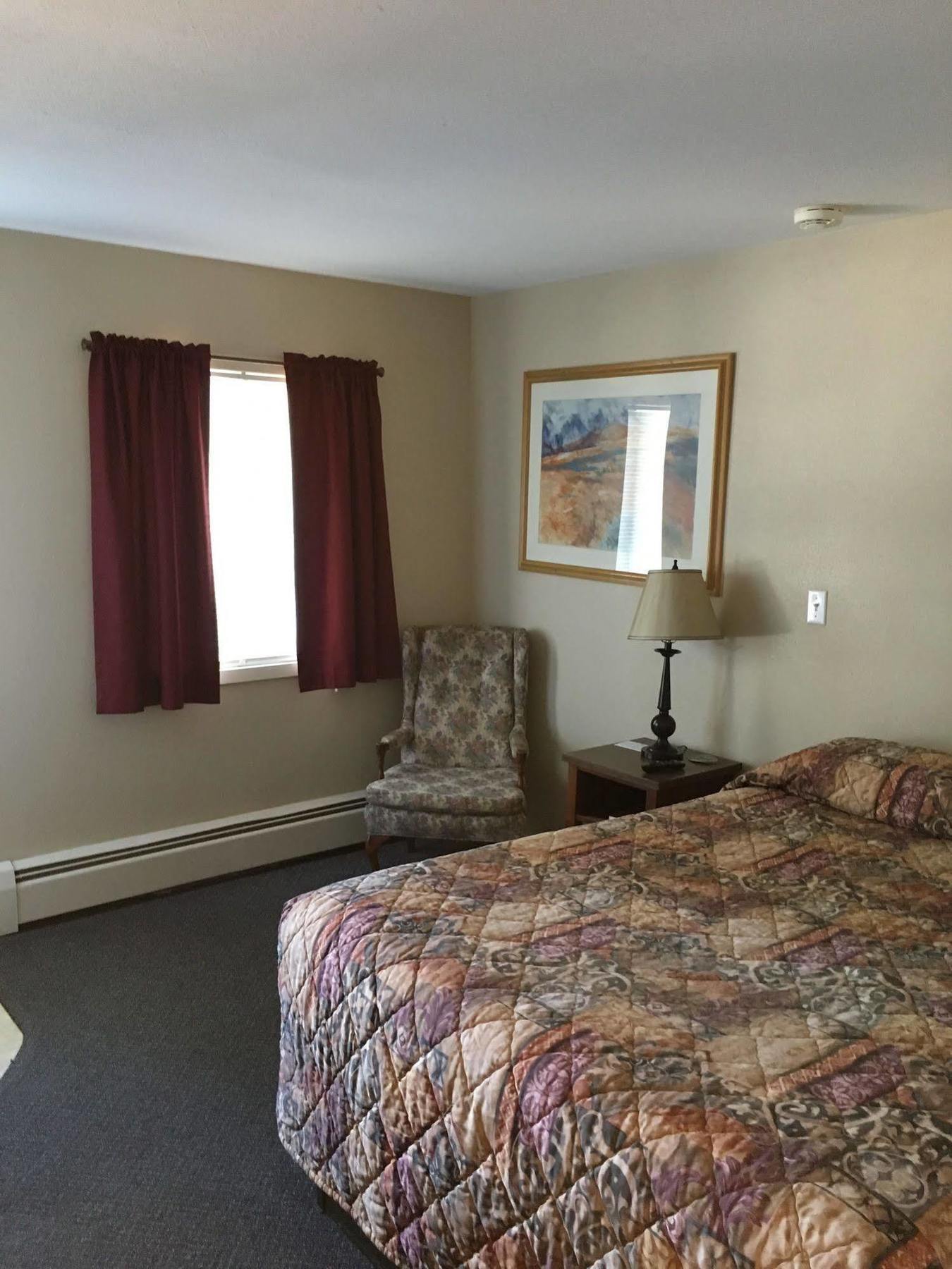 Colonial Motel And Rv Park Mandan エクステリア 写真