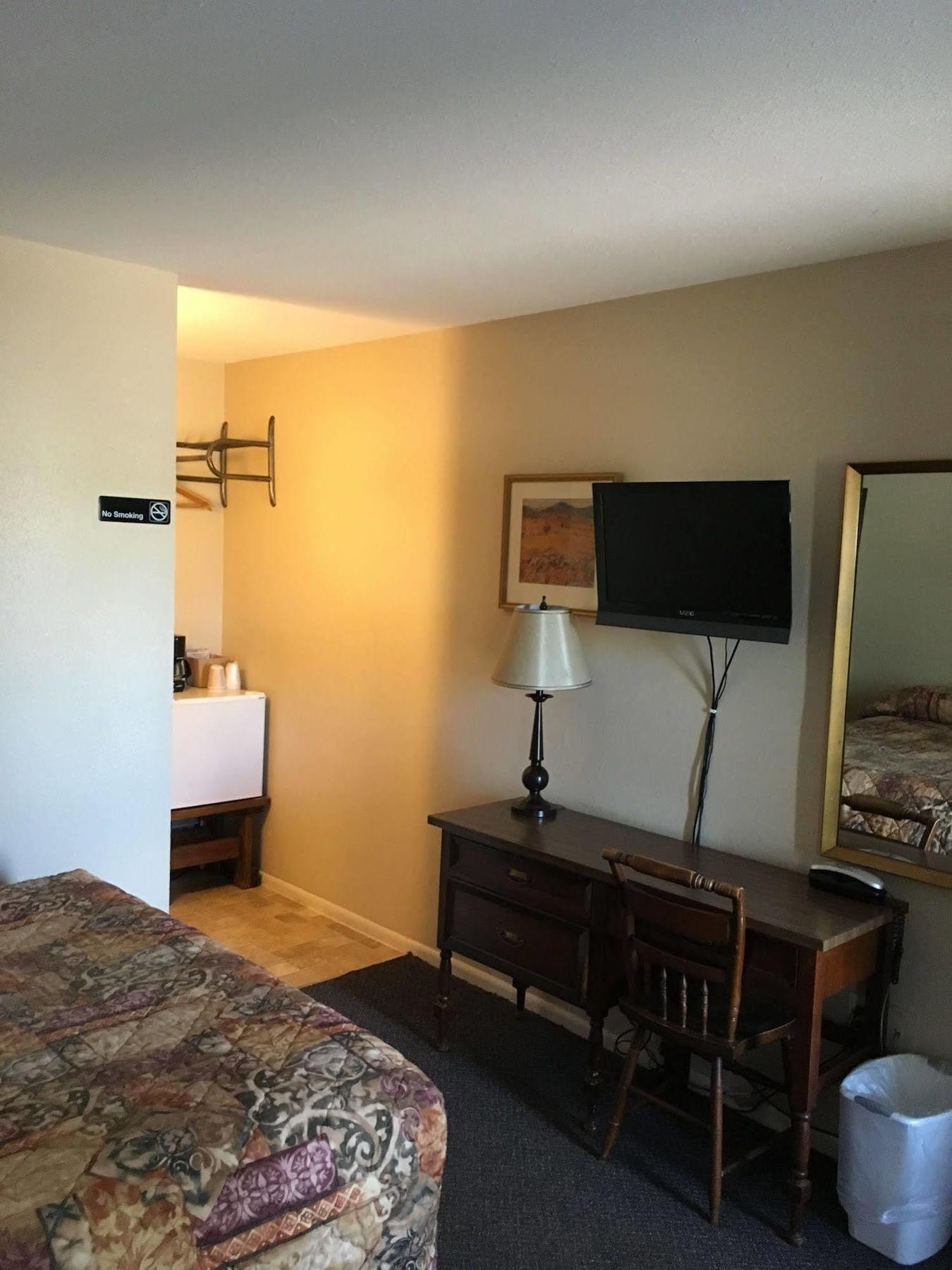 Colonial Motel And Rv Park Mandan エクステリア 写真