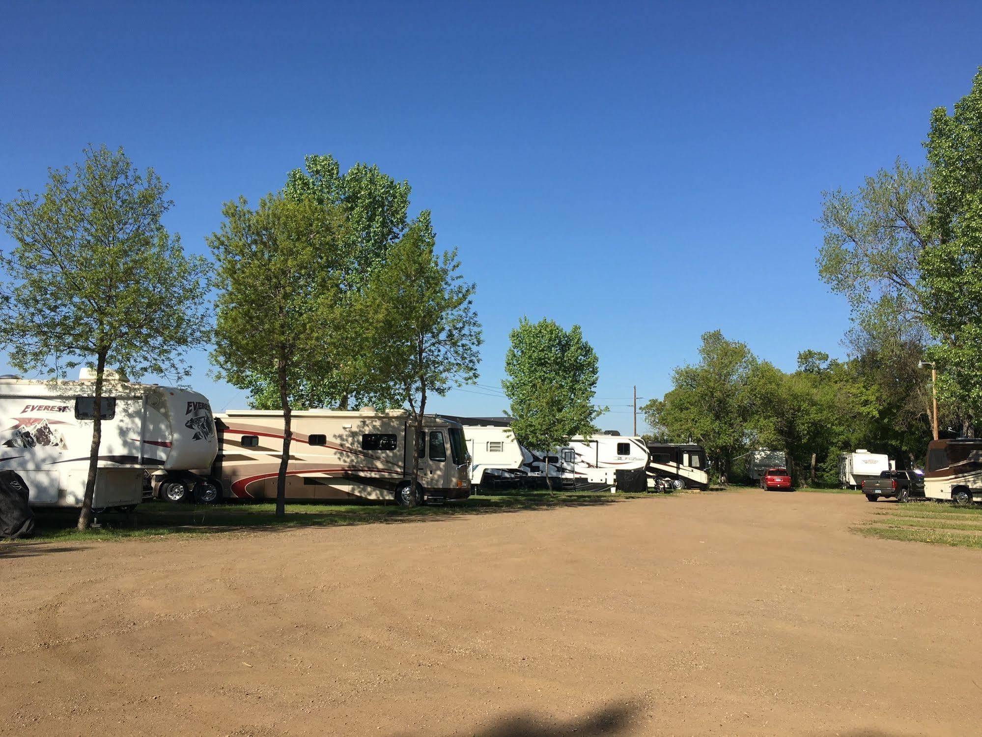 Colonial Motel And Rv Park Mandan エクステリア 写真