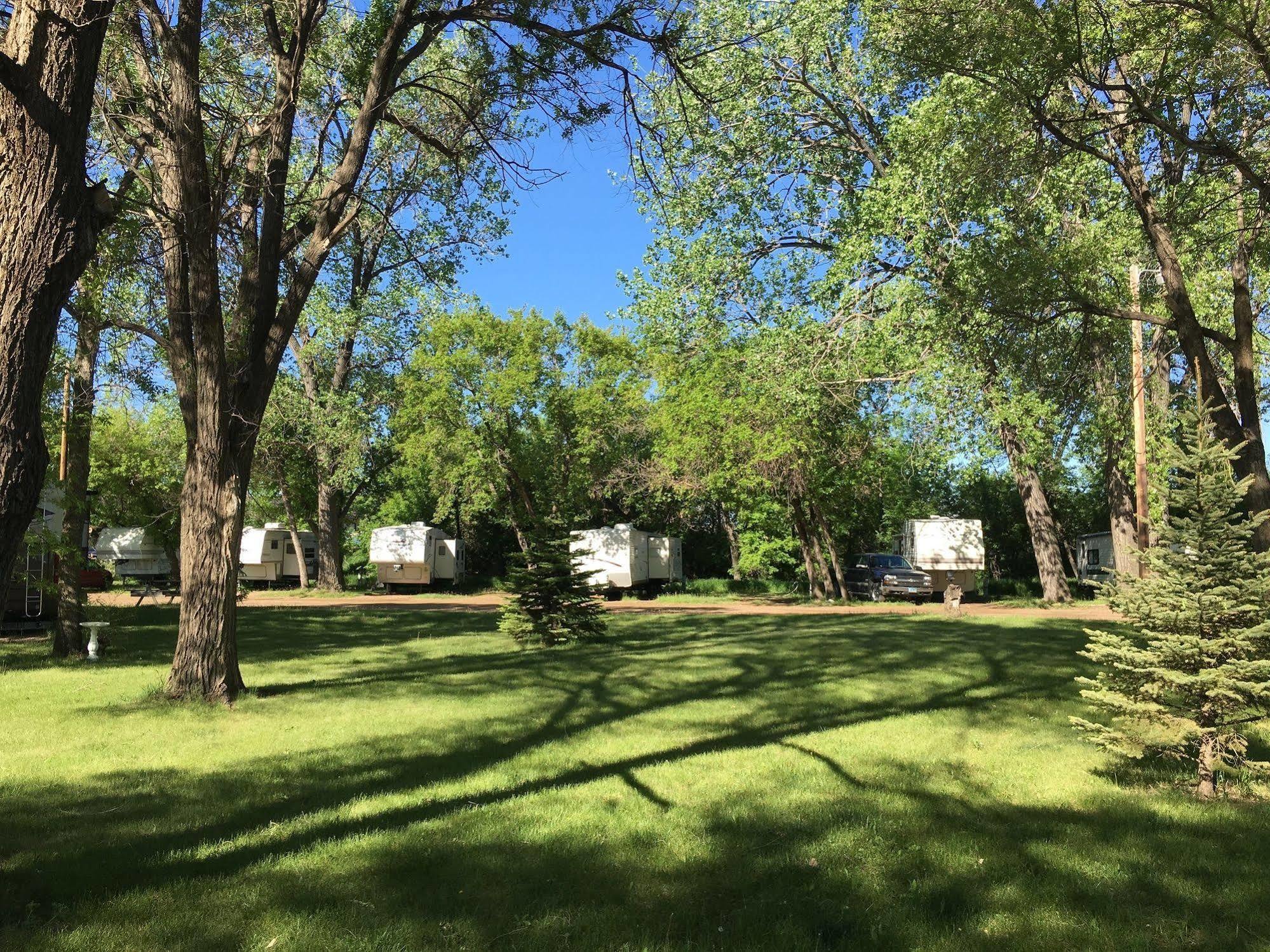 Colonial Motel And Rv Park Mandan エクステリア 写真