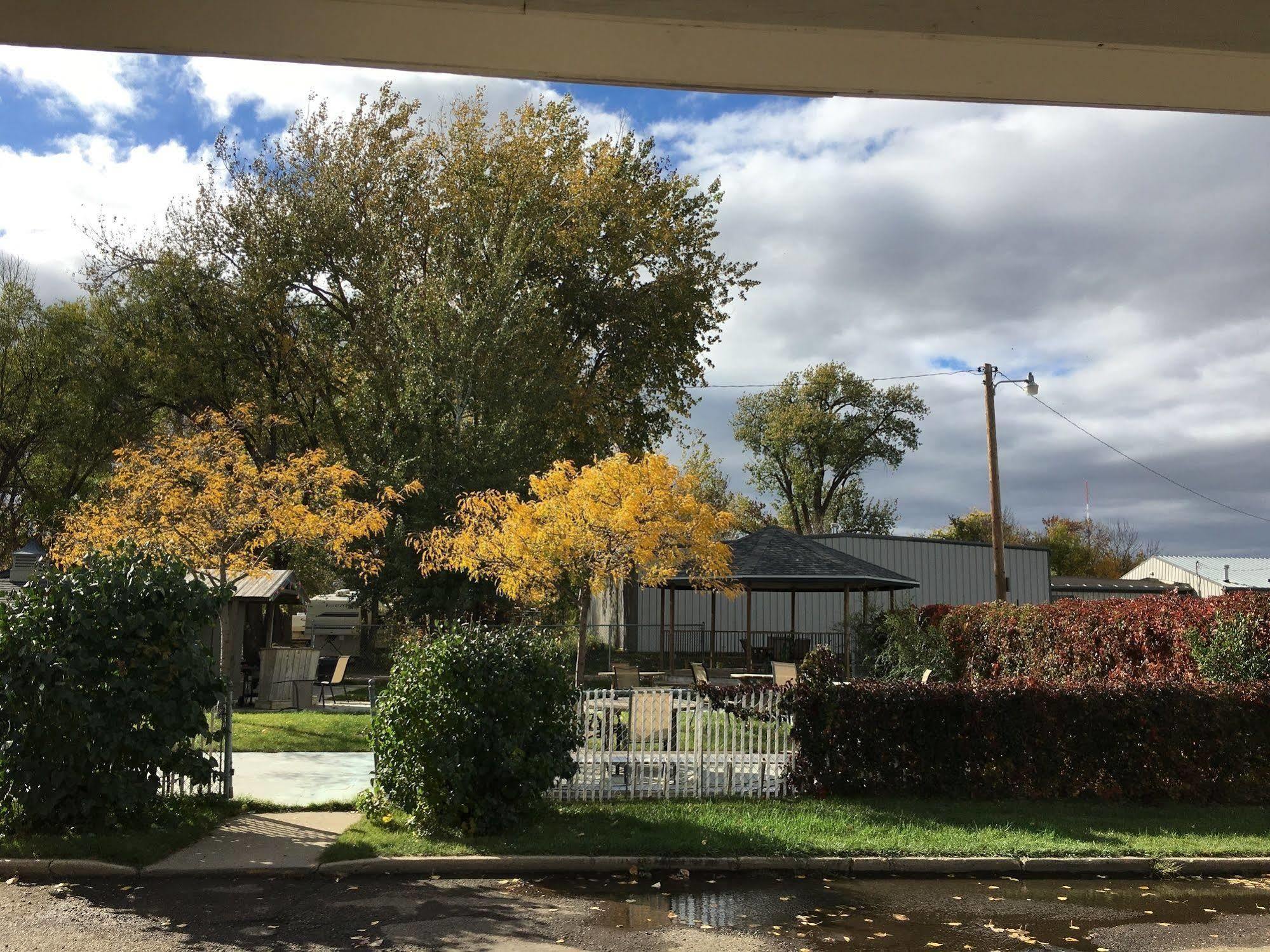 Colonial Motel And Rv Park Mandan エクステリア 写真